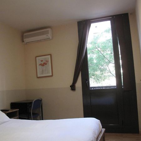 Hostal Lk บาร์เซโลนา ภายนอก รูปภาพ