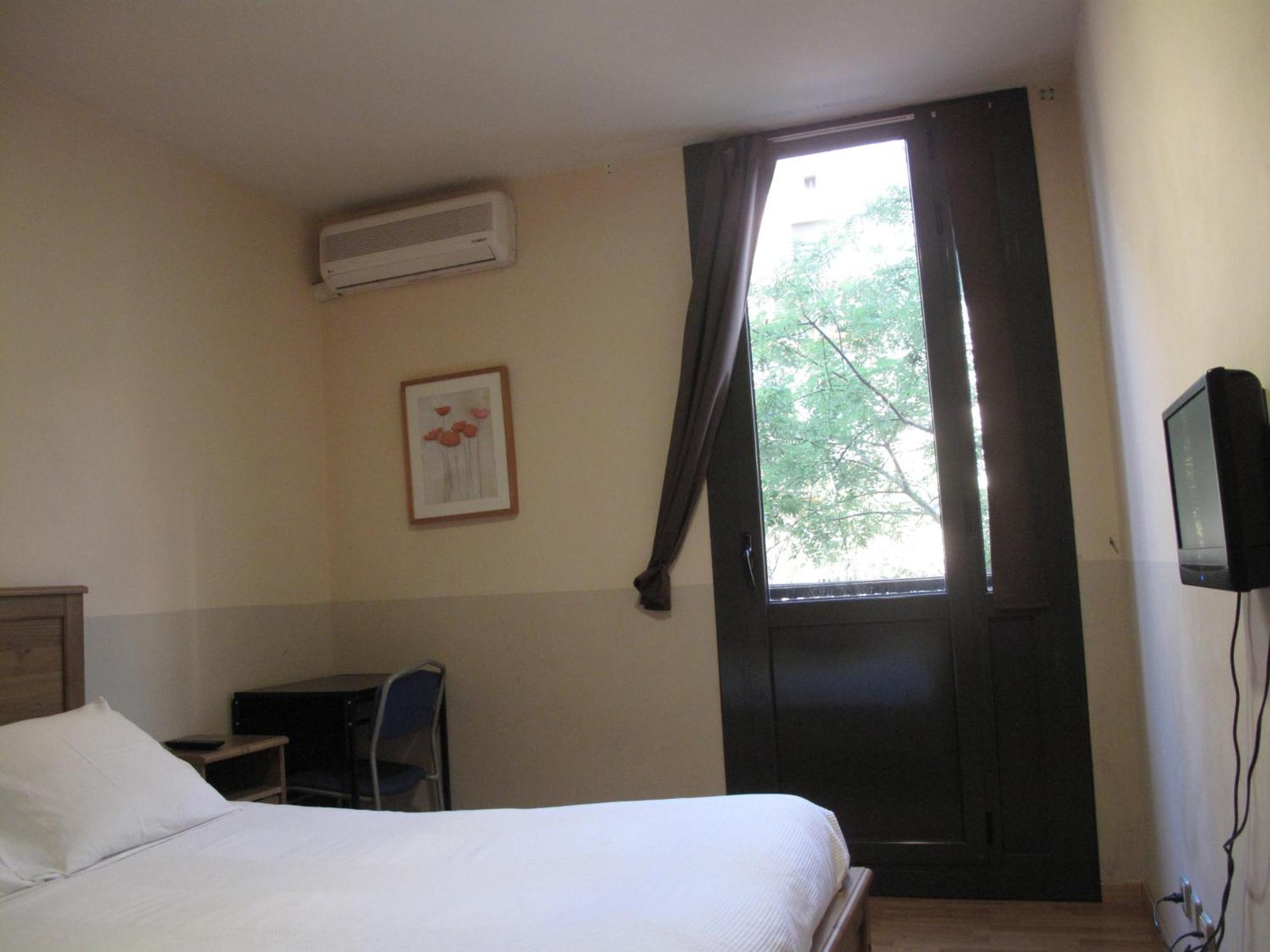 Hostal Lk บาร์เซโลนา ภายนอก รูปภาพ