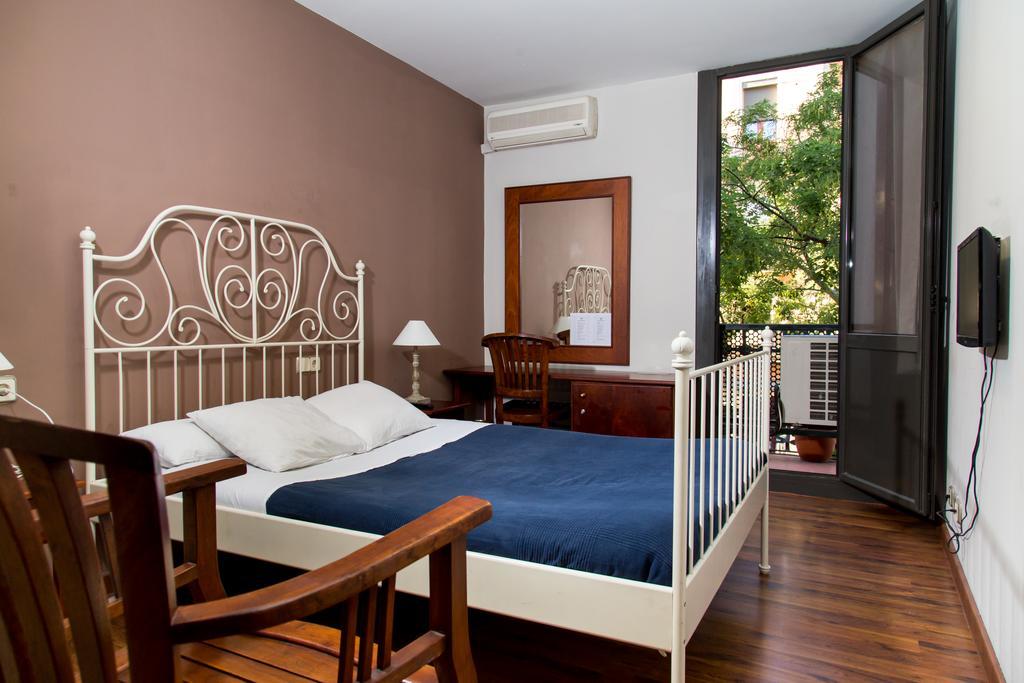 Hostal Lk บาร์เซโลนา ภายนอก รูปภาพ