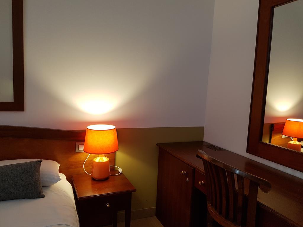 Hostal Lk บาร์เซโลนา ภายนอก รูปภาพ