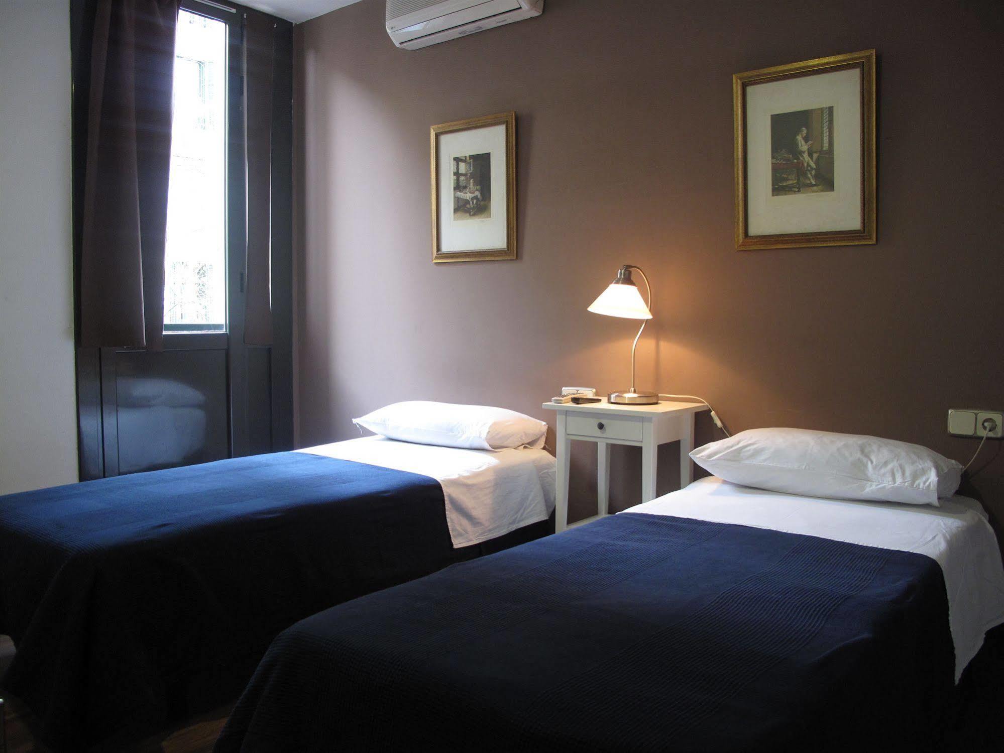 Hostal Lk บาร์เซโลนา ภายนอก รูปภาพ