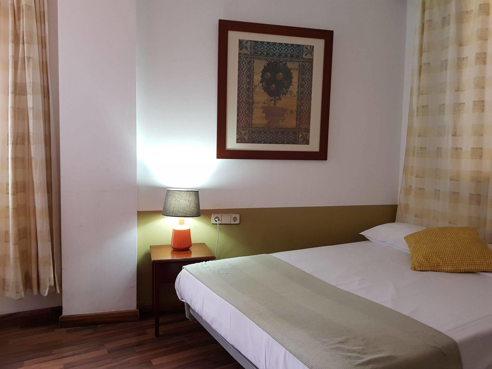 Hostal Lk บาร์เซโลนา ภายนอก รูปภาพ
